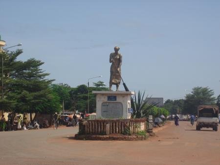 Bobo-Dioulasso : monument de la place de la femme, symbole valorisant l’autre moitié du ciel 2