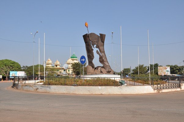 Bobo-Dioulasso : monument de la place de la femme, symbole valorisant l’autre moitié du ciel 4 Bobo-Dioulasso : monument de la place de la femme, symbole valorisant l’autre moitié du ciel 4