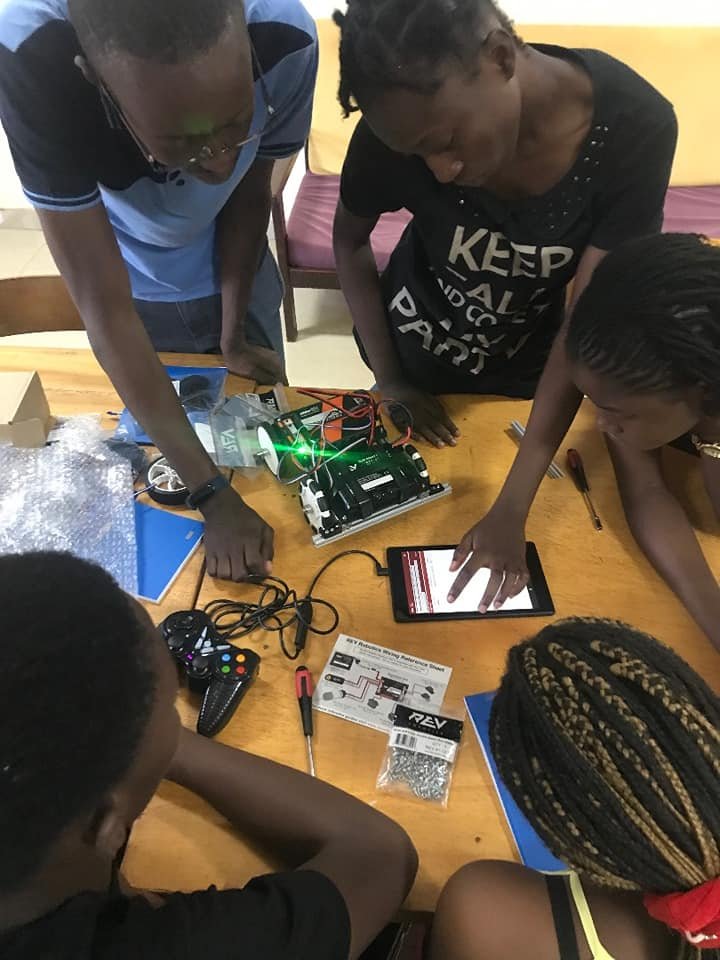 First Global Challenge : Quatre jeunes filles et un jeune garçon représentent le Burkina 7