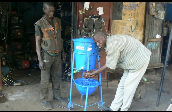 Khalifa Sidibé : contre le COVID-19, il invente un système de lavage des mains 1 Khalifa Sidibé : contre le COVID-19, il invente un système de lavage des mains 1
