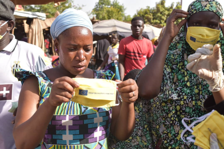 Ouagadougou : Suudu Andal offre des masques à 1400 femmes 1 Ouagadougou : Suudu Andal offre des masques à 1400 femmes 1