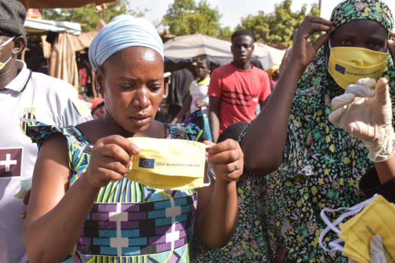 Ouagadougou : Suudu Andal offre des masques à 1400 femmes 1