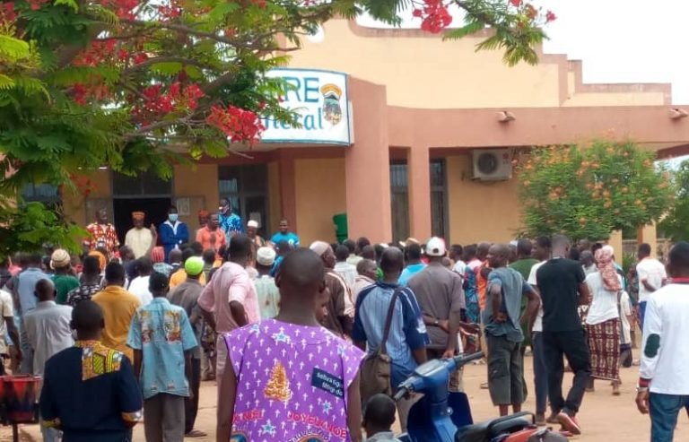 Couvre-feu au Burkina Faso : Une infirmière brutalisée à Magourou par des policiers, un CSPS fermé et des habitants mécontents 1