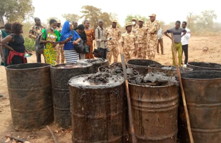 Ouagadougou : une femme parmi des fabricants d’huile impropre à la consommation 11