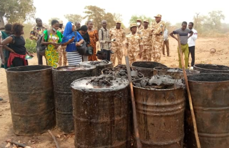 Ouagadougou : une femme parmi des fabricants d’huile impropre à la consommation 5