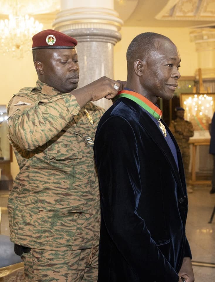 Lauréat du prix « Pritzker 2022 » : Diébédo Francis Kéré fait Commandeur de l’ordre de l’Etalon 18