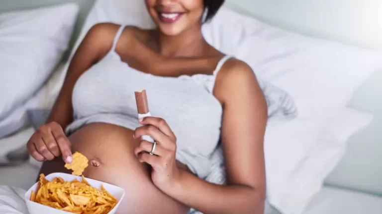 Enceinte, elle ne résiste pas aux chips, frites, friands, poulet, poisson, pain anglais, pizza, gâteau, glace.. 9