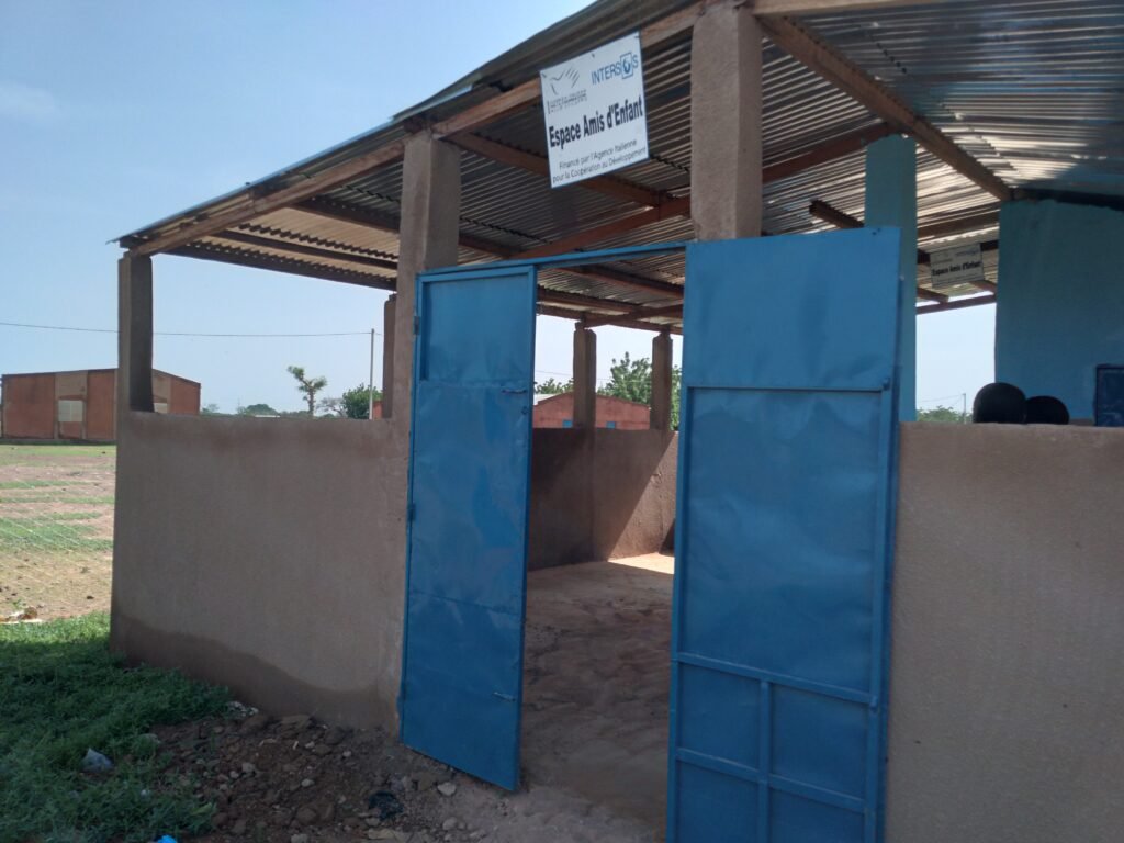 Espaces amis des enfants : INTERSOS renforce les liens entre le tout petits du village de Bonga 2