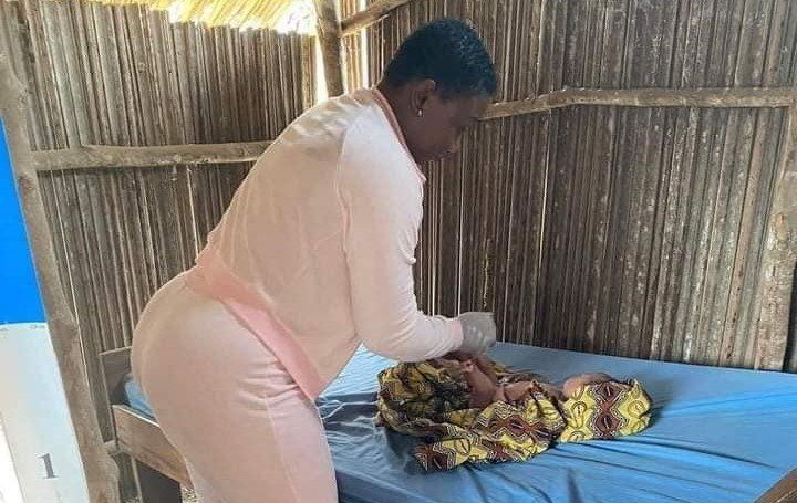 Millie Marta fait accoucher une femme en plein brousse, une plus belle expérience en tant que sage-femme 7