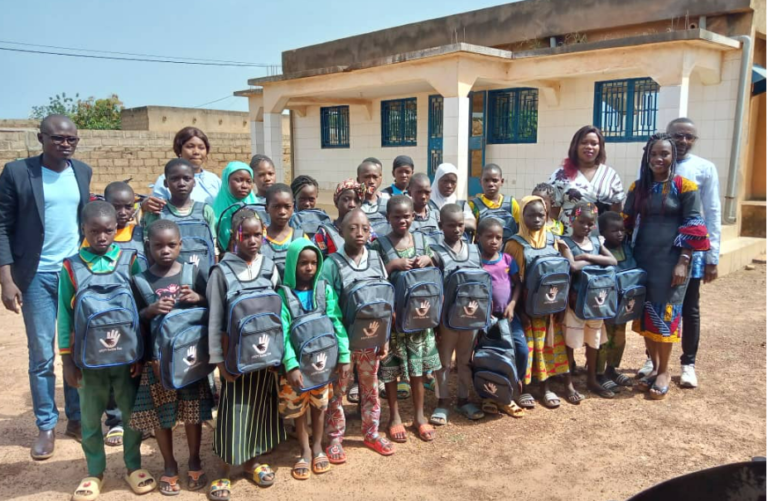 Education : l’APEFV offre des kits scolaires à 25 élèves déplacés internes 1