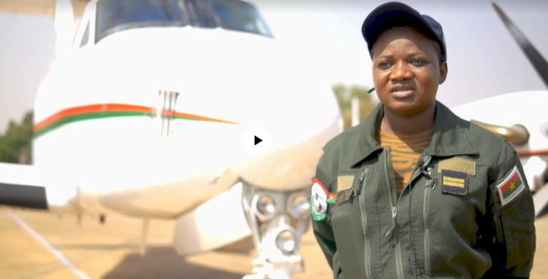 Burkina: Honorine Moyenga, première femme pilote de l'armée de l'air 1