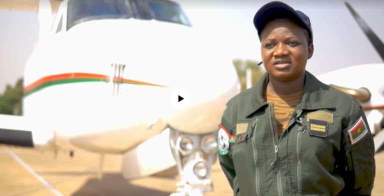 Burkina: Honorine Moyenga, première femme pilote de l'armée de l'air 2