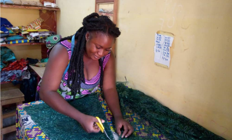 « L’école n’est pas forcément le chemin pour réussir sa vie », Déborah Souwerma, couturière 3 « L’école n’est pas forcément le chemin pour réussir sa vie », Déborah Souwerma, couturière 3