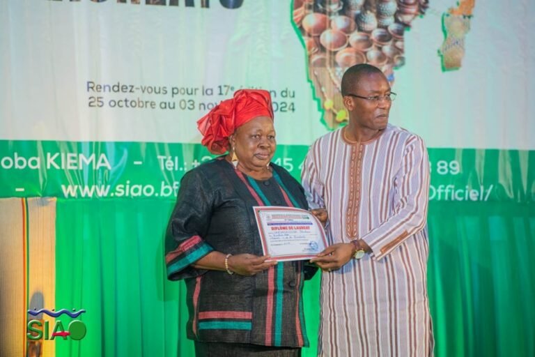 SIAO2023 : le « Piquet en plastique récupéré » de Christiane Lamizana reçoit le premier prix de la créativité 1 SIAO2023 : le « Piquet en plastique récupéré » de Christiane Lamizana reçoit le premier prix de la créativité 1
