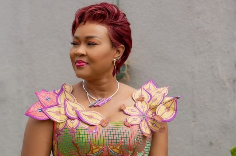 Chronique : les hummm… de Mariam Vanessa Touré sur – hommes et femmes rivalisent de deuxièmes bureaux 14