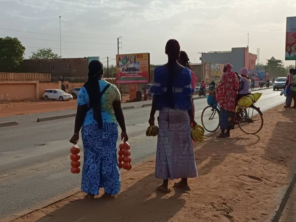 Ouagadougou: Ces vendeuses de fruits qui n’attendent que le feu soit rouge… 2