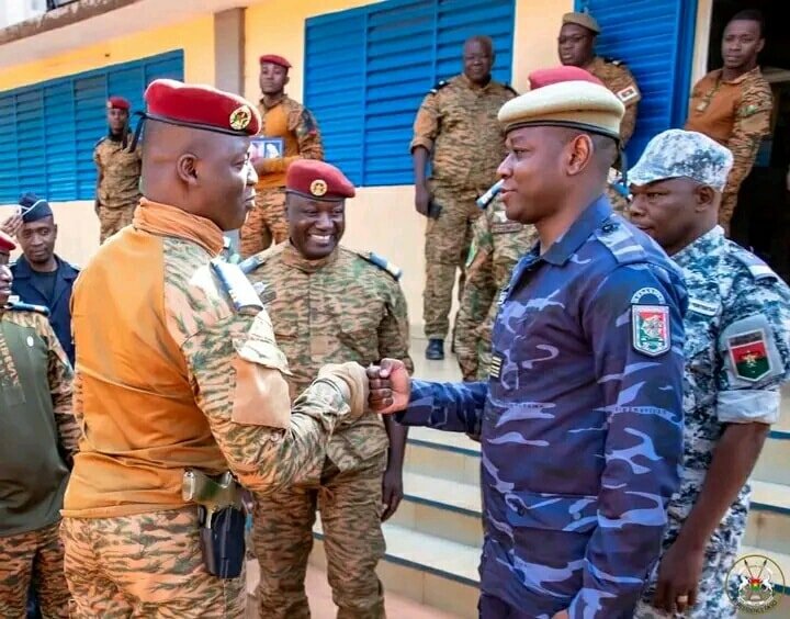 Burkina : le Président de la Transition échange avec les unités engagées pour la sécurisation du territoire 2