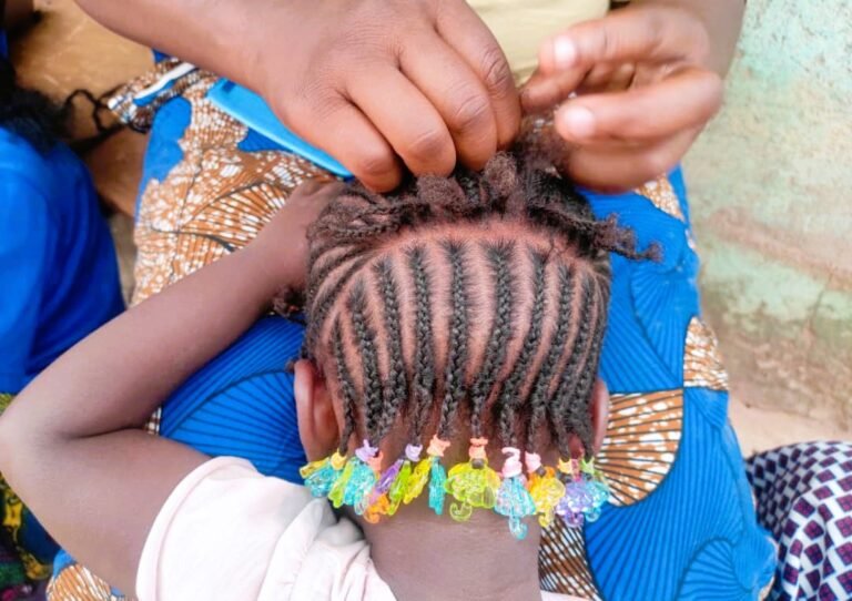 Le ‘’Panem-mooré’’, la coiffure en vogue chez des petites filles en période de fête 1 Le ‘’Panem-mooré’’, la coiffure en vogue chez des petites filles en période de fête 1