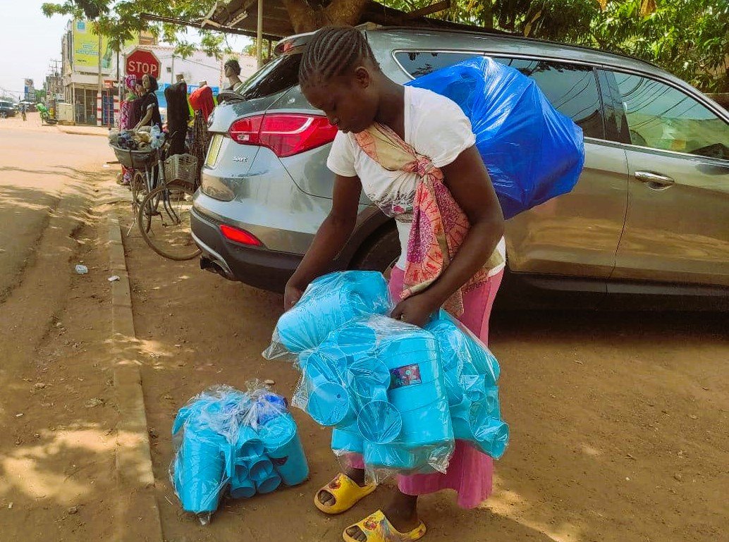 Vendeuse de gobelets, Ramatou Sawadogo espère un jour apprendre à lire et à écrire 1 Vendeuse de gobelets, Ramatou Sawadogo espère un jour apprendre à lire et à écrire 1