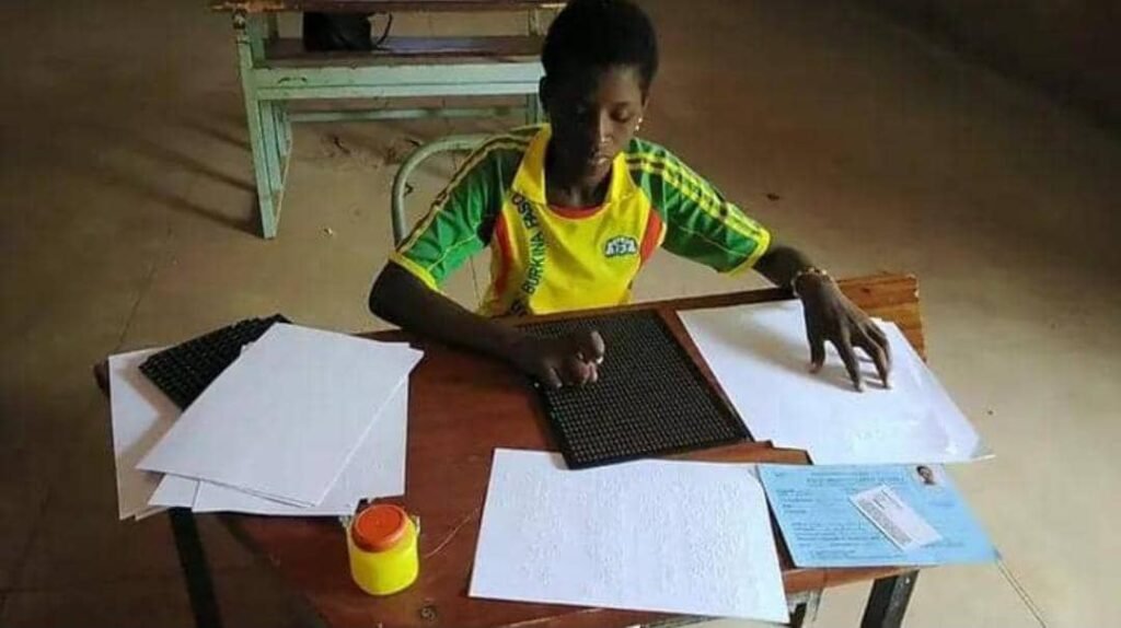 BEPC 2023 : Taibatou Semporé candidate non voyante est admise 2
