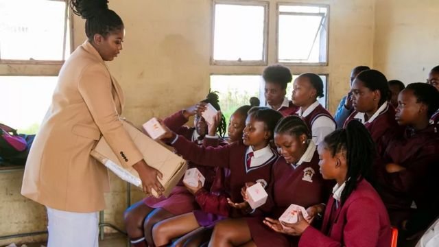 Afrique du Sud : Tamara Magwashu distribue gratuitement des serviettes hygiéniques dans des écoles 3