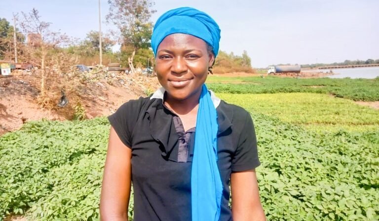 Ouagadougou : Rabiatou Sawadogo, la vendeuse mobile d’oseille et de ‘’boulvakan’’ 1 Ouagadougou : Rabiatou Sawadogo, la vendeuse mobile d’oseille et de ‘’boulvakan’’ 1