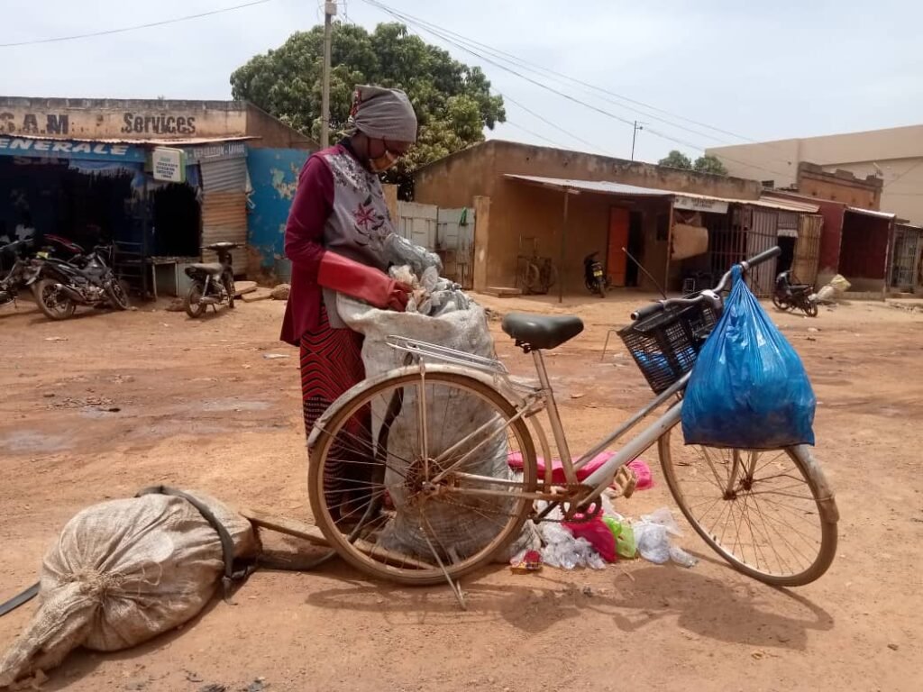 Ouagadougou: la veuve Andréa Sawadogo vit du ramassage de sachets d’eau 2