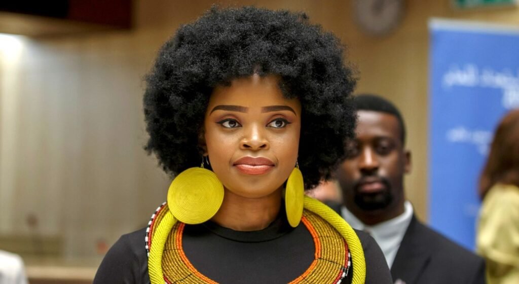 Afrique du Sud : le cancer de sein a eu raison de Zoleka Mandela, la petite-fille de Nelson Mandela 2 Afrique du Sud : le cancer de sein a eu raison de Zoleka Mandela, la petite-fille de Nelson Mandela 2