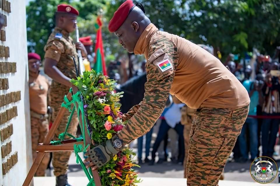 Journée nationale des martyres : le chef de l’Etat rend hommage aux héros tombés pour la nation 2 Journée nationale des martyres : le chef de l’Etat rend hommage aux héros tombés pour la nation 2