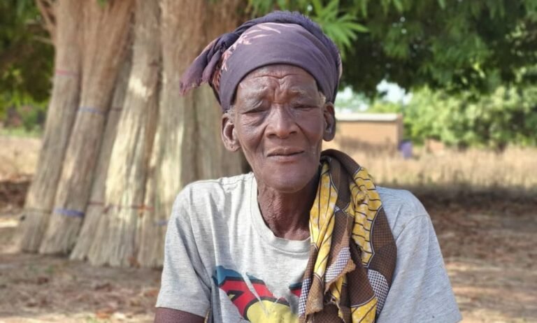 Minata Coulibaly : À plus de 70 ans, elle fauche toujours de la paille au champ pour vendre 10