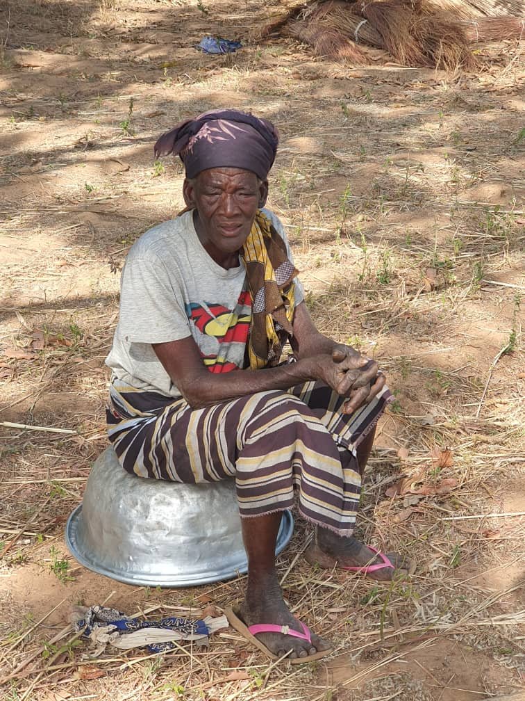 Minata Coulibaly : À plus de 70 ans, elle fauche toujours de la paille au champ pour vendre 2 Minata Coulibaly : À plus de 70 ans, elle fauche toujours de la paille au champ pour vendre 2