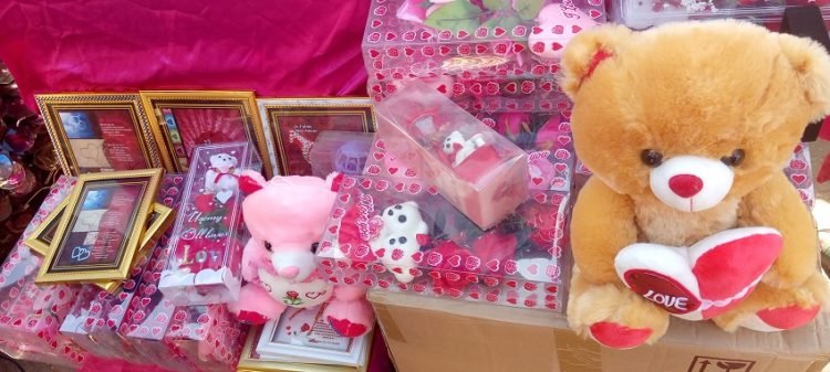 Saint-Valentin : La vente des roses et peluches en baisse au détriment des bouquets d’argent 2 Saint-Valentin : La vente des roses et peluches en baisse au détriment des bouquets d’argent 2