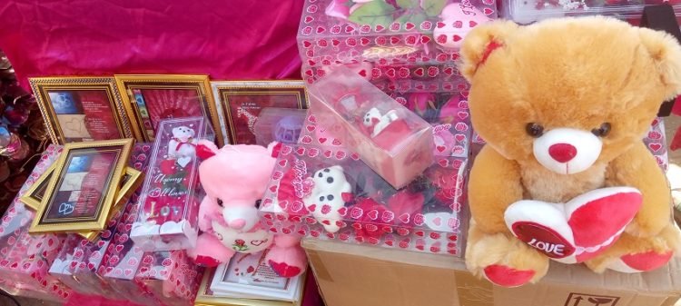 Saint-Valentin : La vente des roses et peluches en baisse au détriment des bouquets d’argent 2