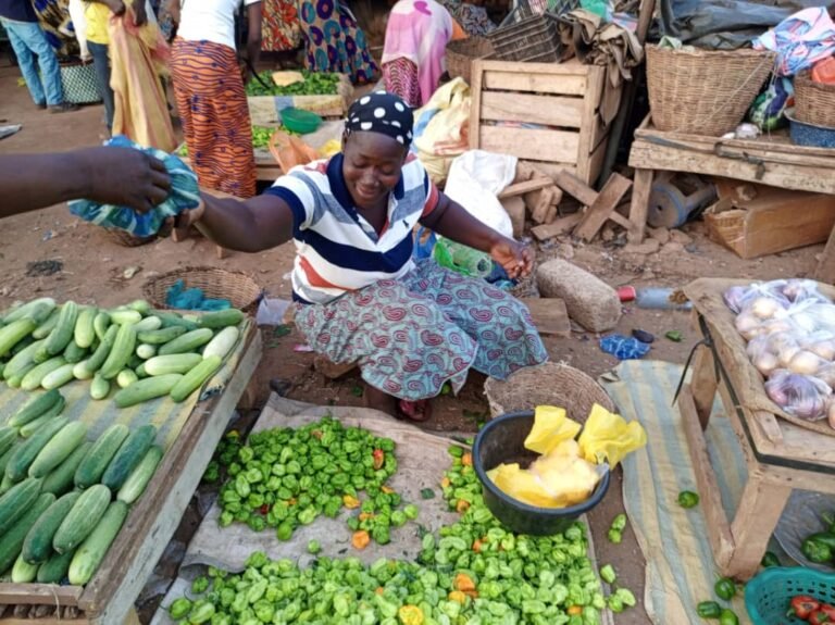 Commerce matinal : Le quotidien de « celles qui ouvrent les marchés » avec les légumes 1