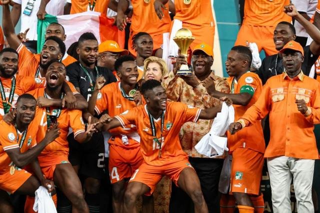 CAN 2023 : Alassane Ouattara offre plus d’un milliard de FCFA pour les joueurs de la sélection ivoirienne et leur staff 2 CAN 2023 : Alassane Ouattara offre plus d’un milliard de FCFA pour les joueurs de la sélection ivoirienne et leur staff 2