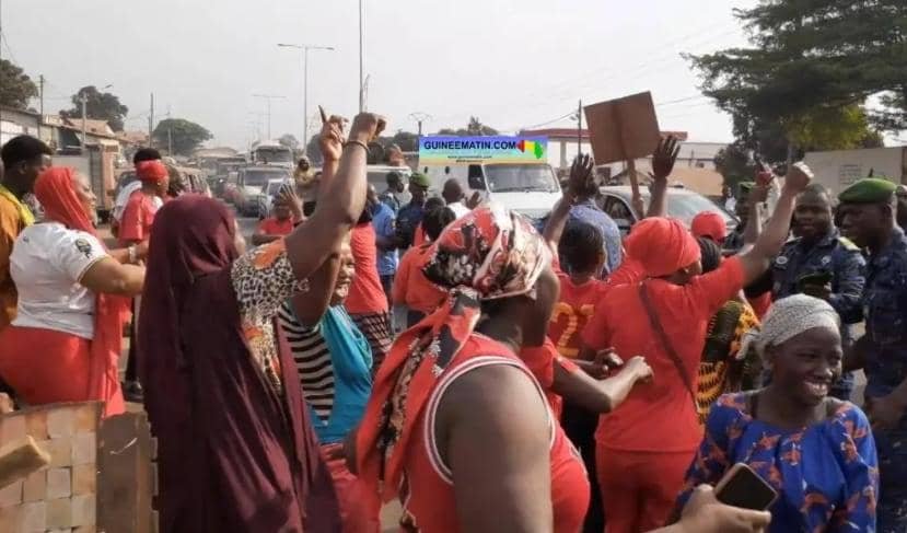 Conakry : Des femmes en manifestation contre la vie chère 2 Conakry : Des femmes en manifestation contre la vie chère 2