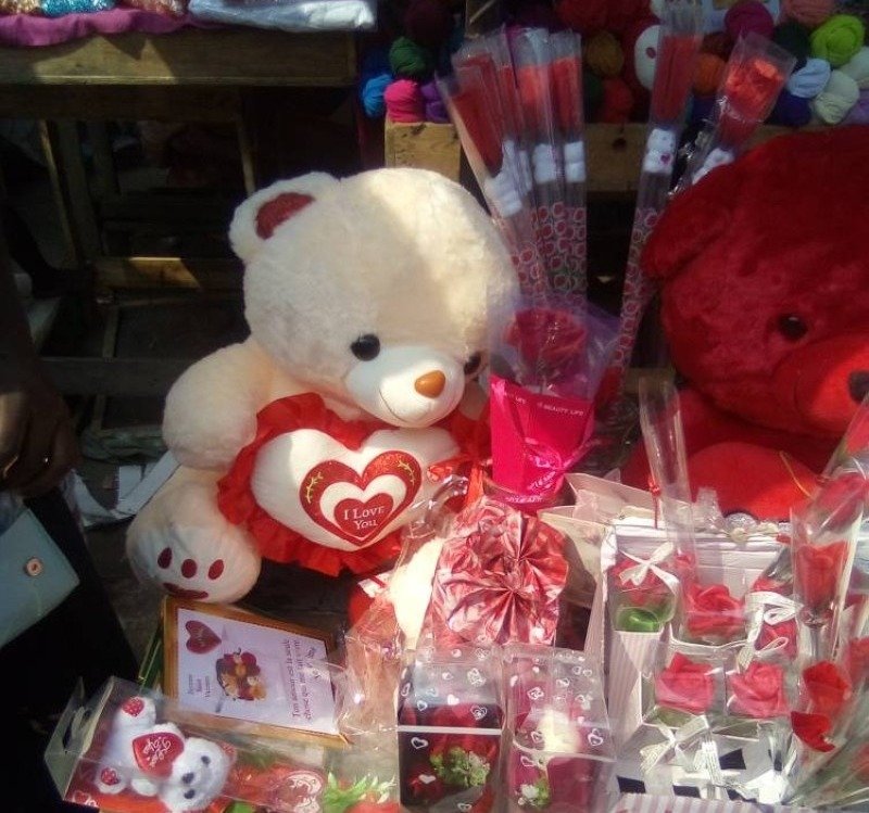 Saint-Valentin : La vente des roses et peluches en baisse au détriment des bouquets d’argent 3 Saint-Valentin : La vente des roses et peluches en baisse au détriment des bouquets d’argent 3