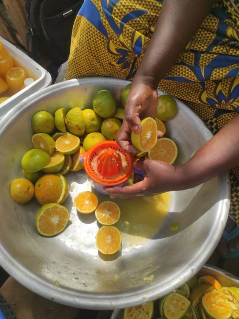 Ouagadougou : Des femmes, ''usines ambulantes'' de jus d’orange aux abords des feux tricolores 2 Ouagadougou : Des femmes, ''usines ambulantes'' de jus d’orange aux abords des feux tricolores 2