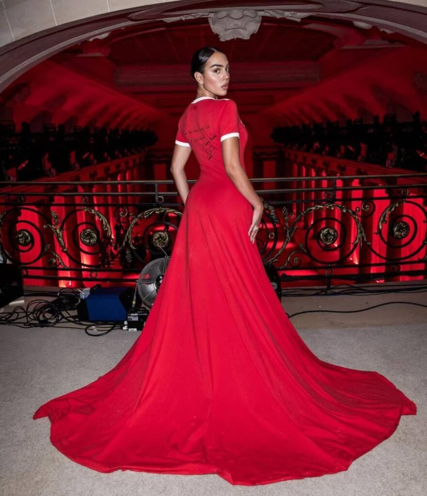 Défilé de mode : Georgina Rodriguez porte un maillot de Cristiano Ronaldo sur le podium 2 Défilé de mode : Georgina Rodriguez porte un maillot de Cristiano Ronaldo sur le podium 2