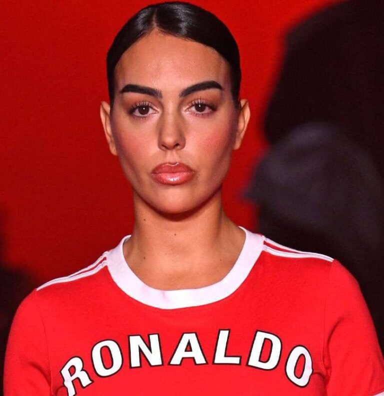 Défilé de mode : Georgina Rodriguez porte un maillot de Cristiano Ronaldo sur le podium 1 Défilé de mode : Georgina Rodriguez porte un maillot de Cristiano Ronaldo sur le podium 1