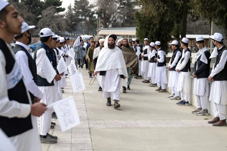 Afghanistan : Les filles et femmes effacées de l’espace public sous l’ordre des autorités 1 Afghanistan : Les filles et femmes effacées de l’espace public sous l’ordre des autorités 1