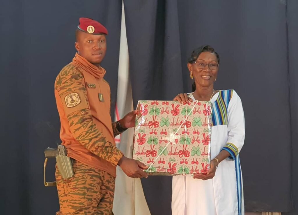 RTB2 Hauts-Bassins: Eveline Dabiré quitte la ''maison'' après 5 années de service 3 RTB2 Hauts-Bassins: Eveline Dabiré quitte la ''maison'' après 5 années de service 3