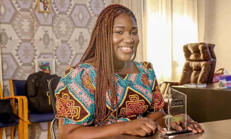 Wolaf 2024 : Cendrine Nama reçoit le trophée Guimbi- Femme d’impact et d’excellence- 1