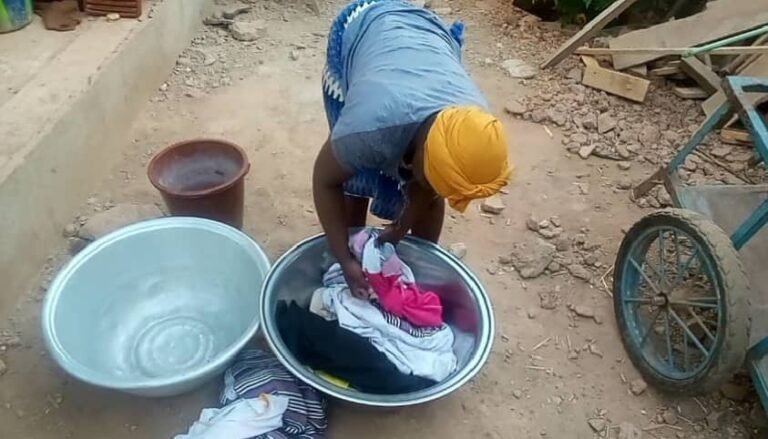 Ouagadougou : Le linge sale nourrit ces femmes 5