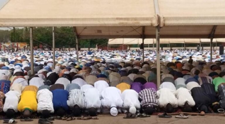 Ramadan 2024 : Des milliers de musulmans implorent pour le retour de la paix au Faso 1