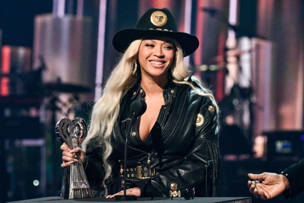 Billboard 200 : Beyoncé en tête du classement 2 Billboard 200 : Beyoncé en tête du classement 2