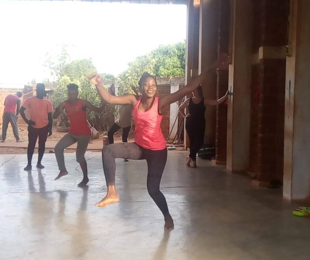 Alimatou Ouattara: Diplômée en Droit mais danseuse, comédienne et metteuse en scène 3 Alimatou Ouattara: Diplômée en Droit mais danseuse, comédienne et metteuse en scène 3