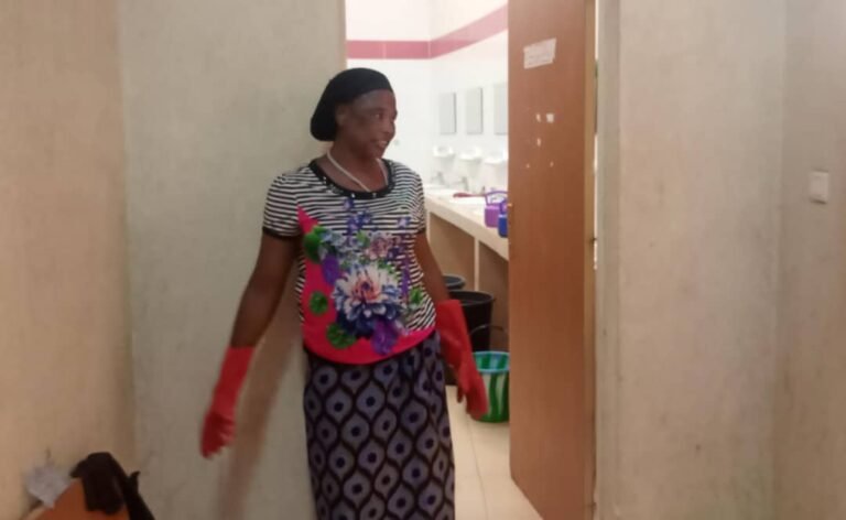 SNC 2024 : Des femmes au soin des toilettes de la maison de la culture de Bobo 370