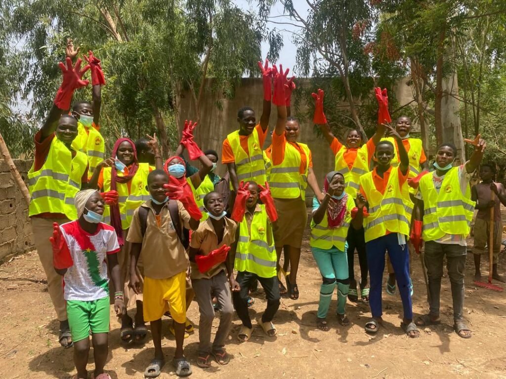 Opération ville propre : "African Initiative assainie la cour du lycée municipal Nioko 1" 2
