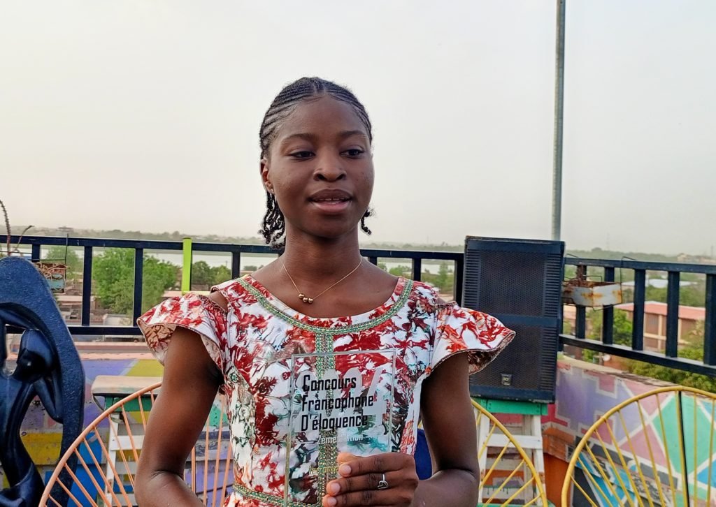 Concours francophone d'éloquence : Ashley Wagrawa remporte le premier prix collège 3